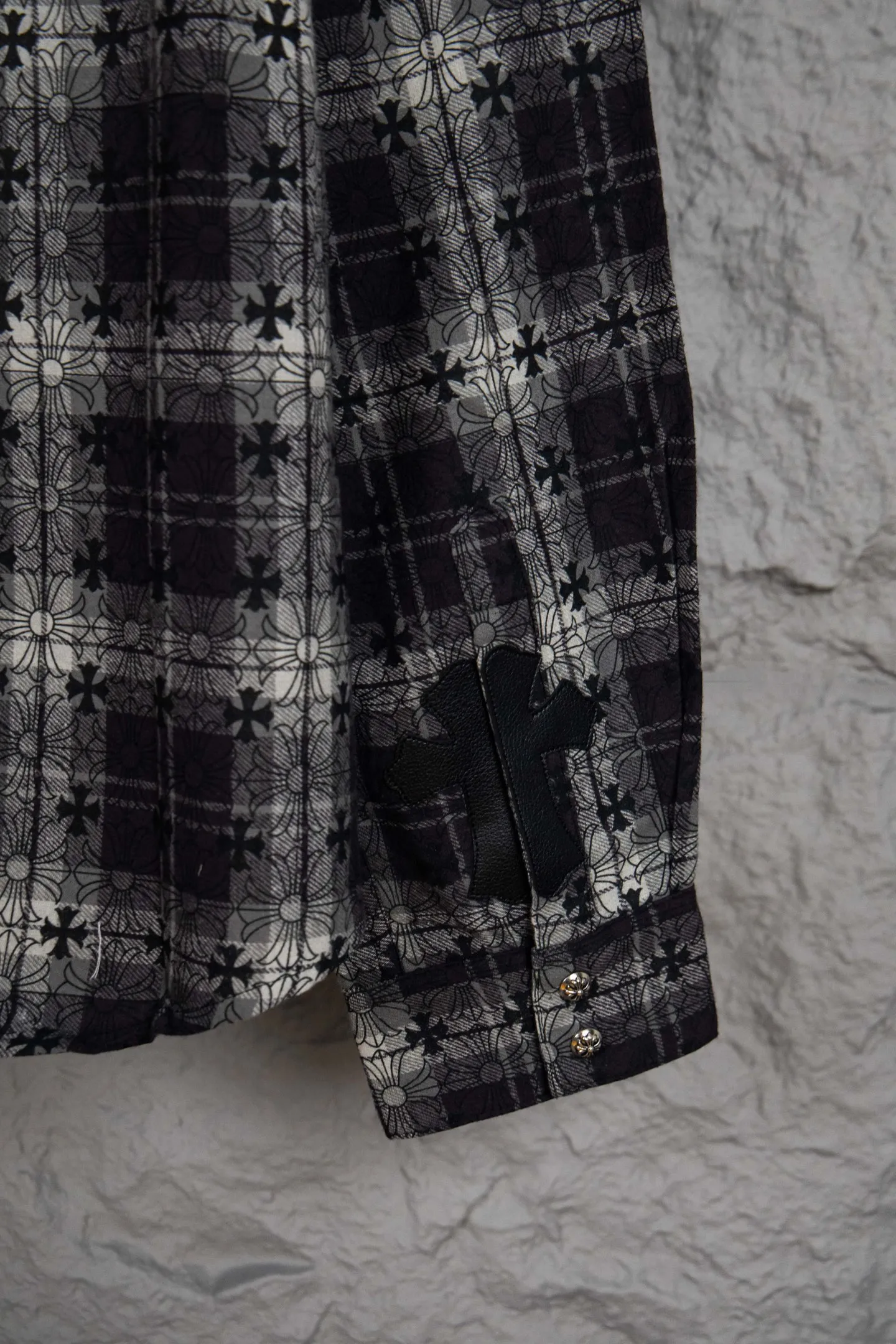 🅿️410 Style No.: M213 (the highest version on the market) Chr*me hea*ts/CH Chloé Heart Label Metal Checkered Shirt Jacket. Original replica Chloé family's unique identity silver buckle cross leather seal, custom-dyed dark pattern brand fabric, high-quality checkered pattern tailoring, cross leather patch splicing at the sleeves, one-sided chest patch pocket design, custom-made high-quality lettering hardware accessories, distressed retro silver buckle, three-dimensional version. The upper body is sassy and handsome. Natural high-street style. Needless to say, the upper body effect is natural. It is at the forefront of the trend. Its vibrant design and versatile attributes can surprise you no matter how you match it!  Size XS S M L